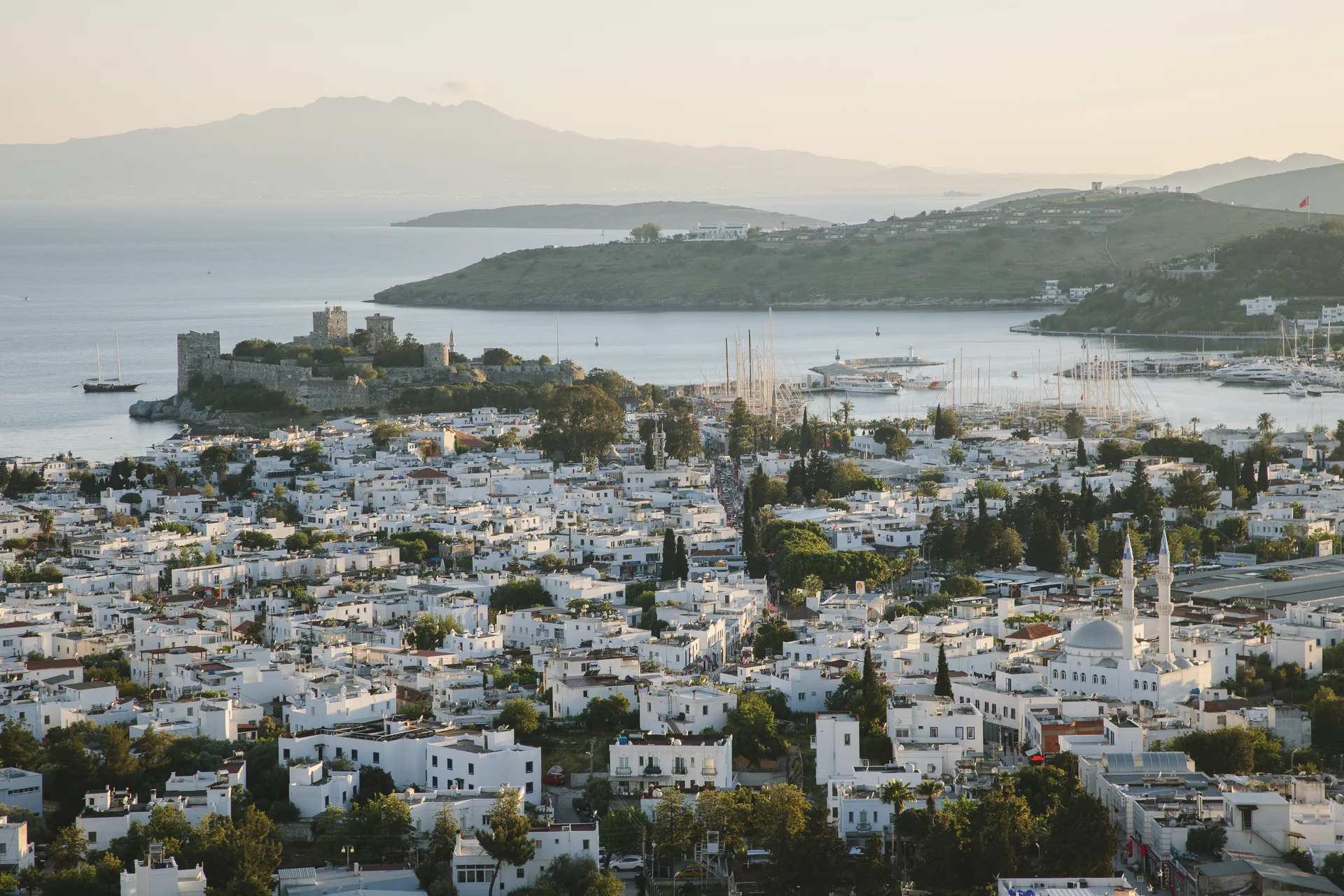 Bodrum Kalesi, beyaz evler ve deniz manzarası