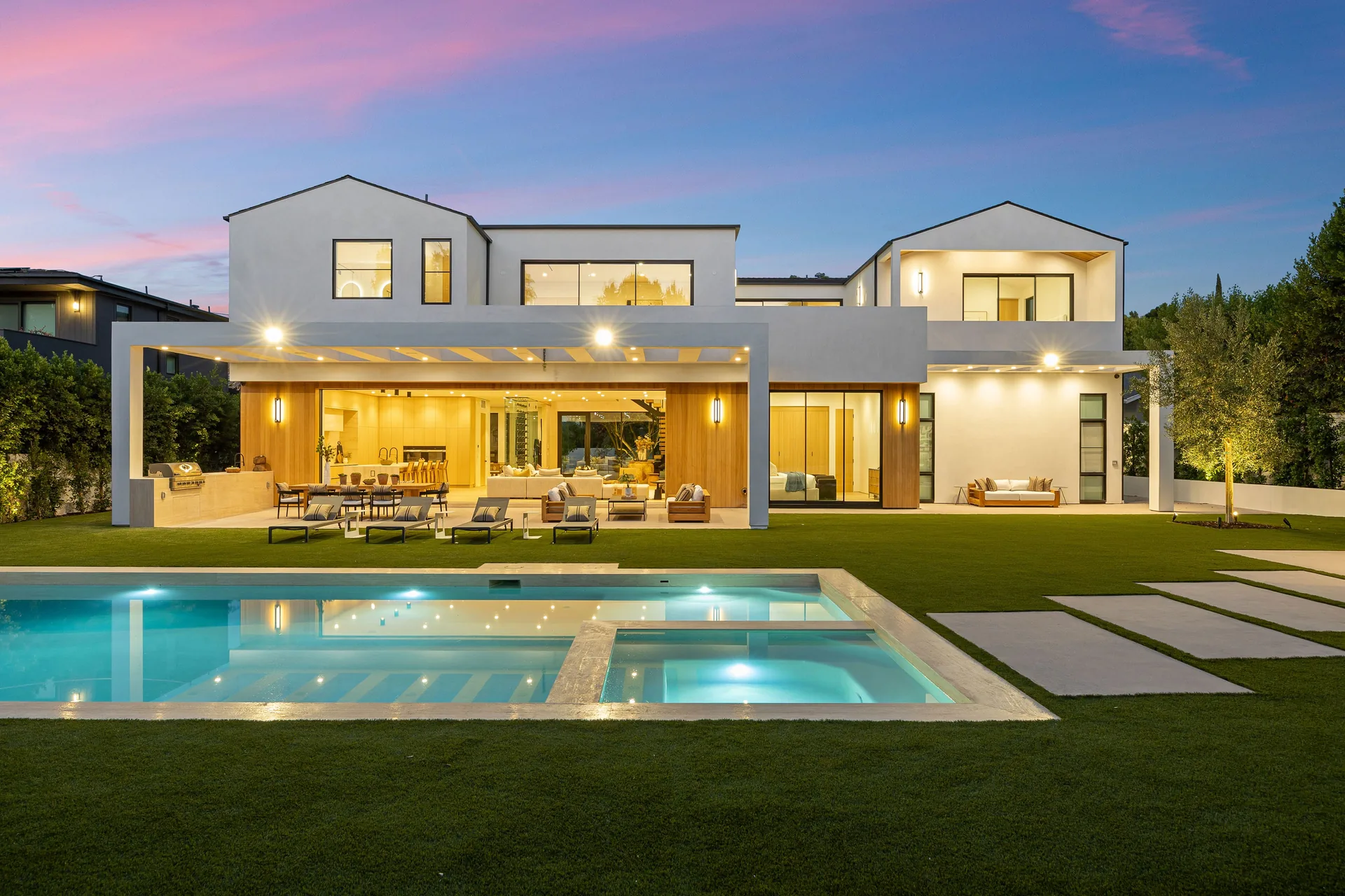 Aydınlatılmış havuz ve villa bahçesi