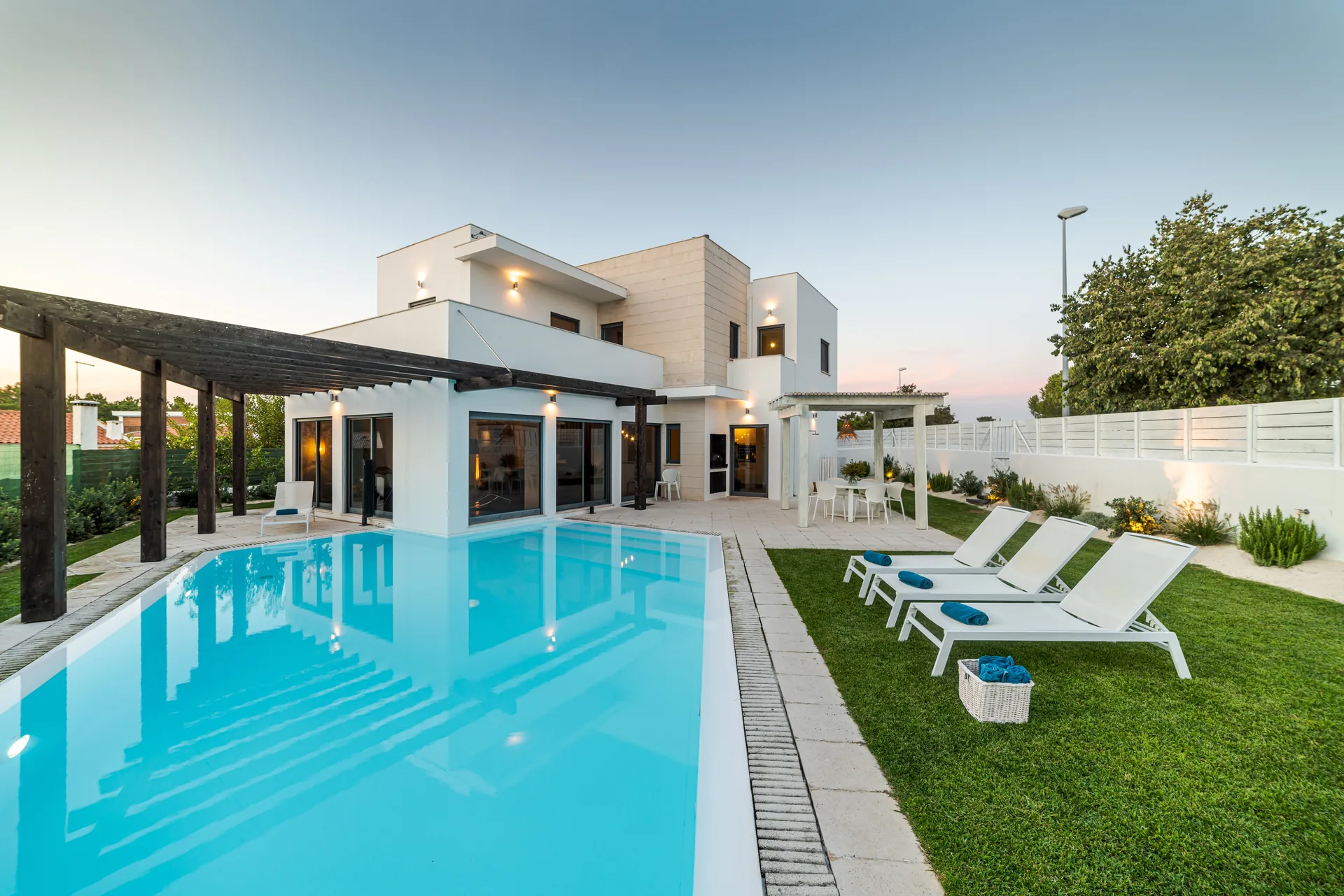 Bahçe ve havuzuyla modern villa yaşam alanı