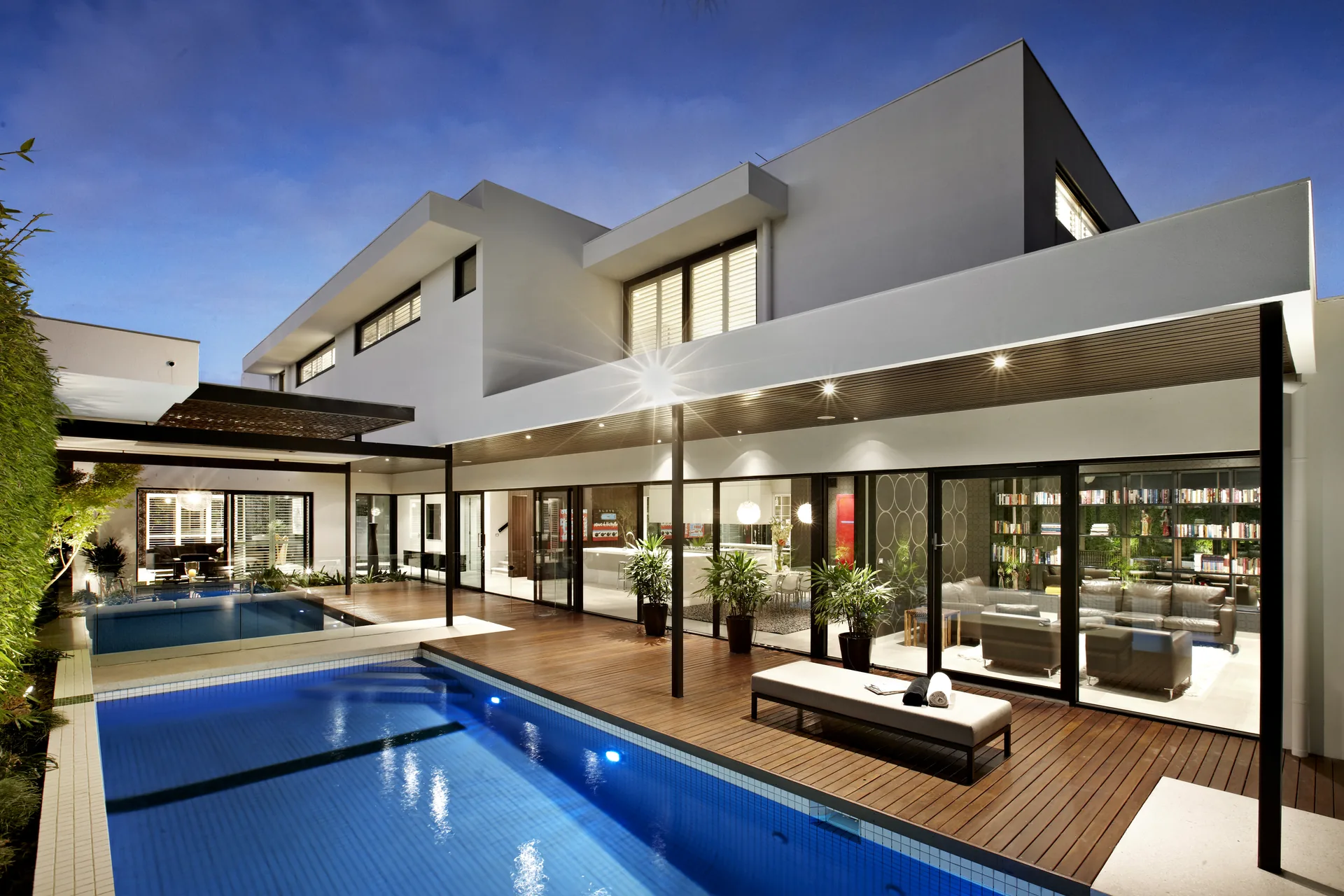 Akşam aydınlatmasıyla modern villa ve havuz